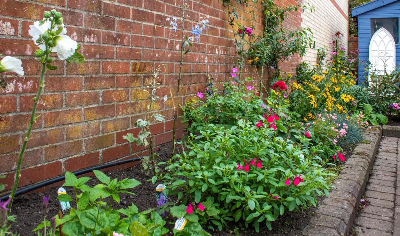 Villa Stylish Town Centre House With Garden And Parking Opposite à Bury St. Edmunds Extérieur photo